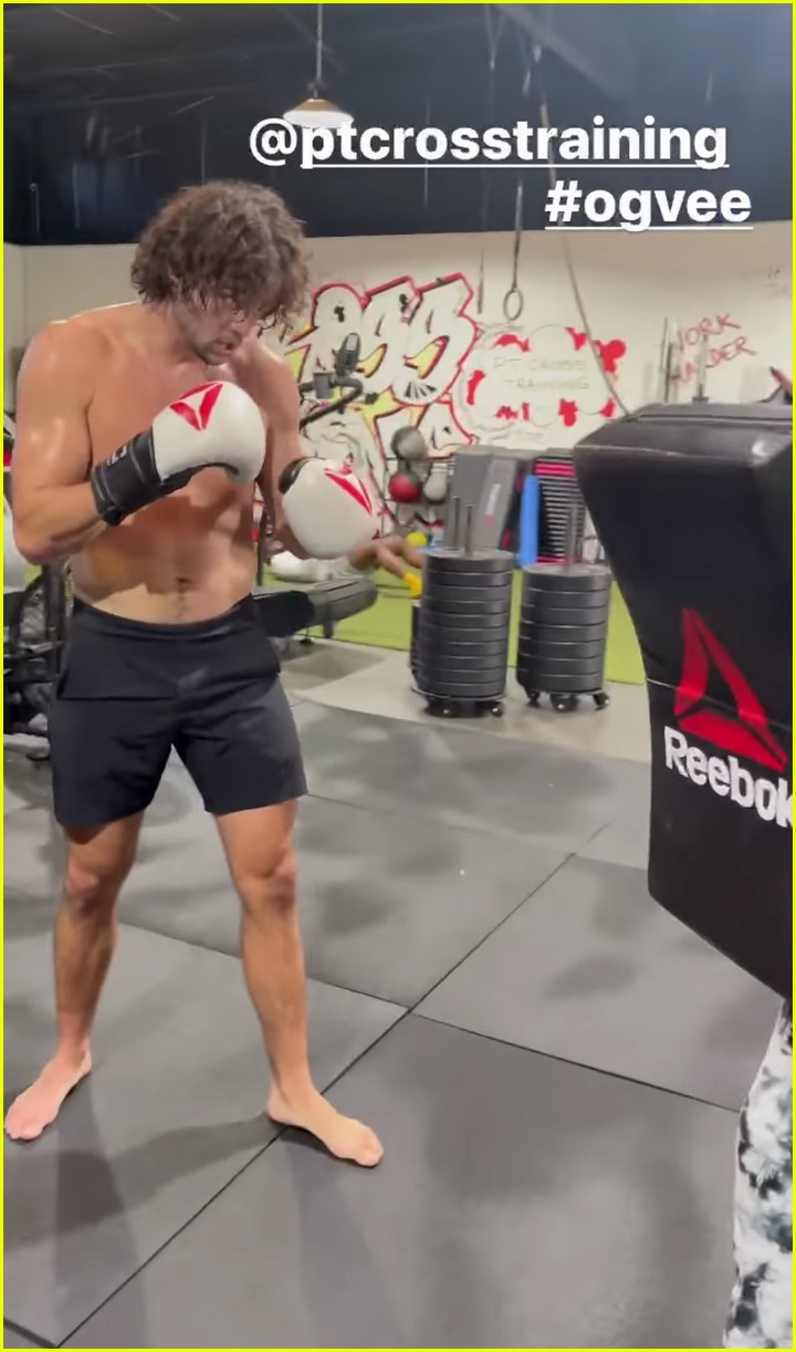 noah centineo shows off his muscles in new fight training videos 05