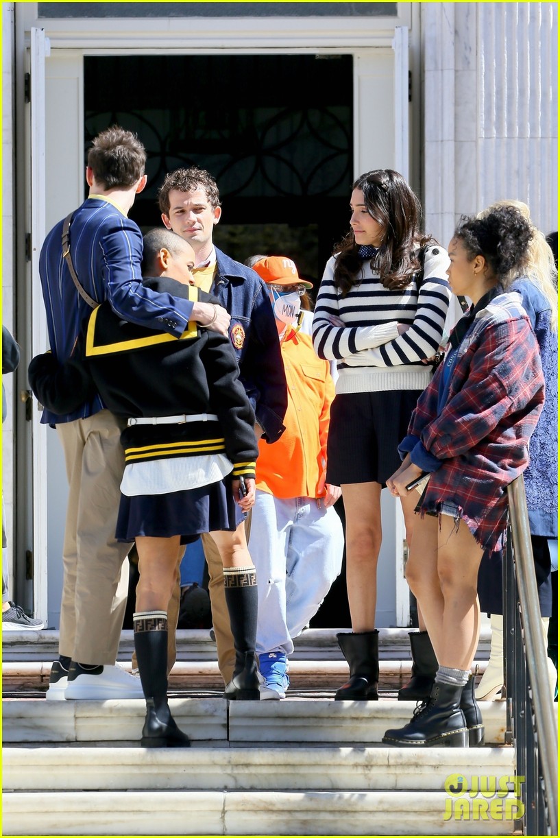 thomas doherty spotted on gossip girl set after it was revealed hes seeing someone 06