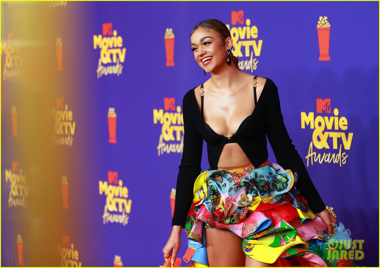 outer banks cast mtv movie awards red carpet pics 01