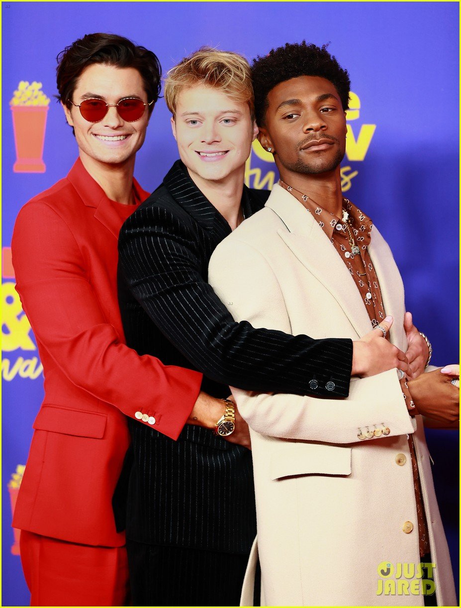 outer banks cast mtv movie awards red carpet pics 03
