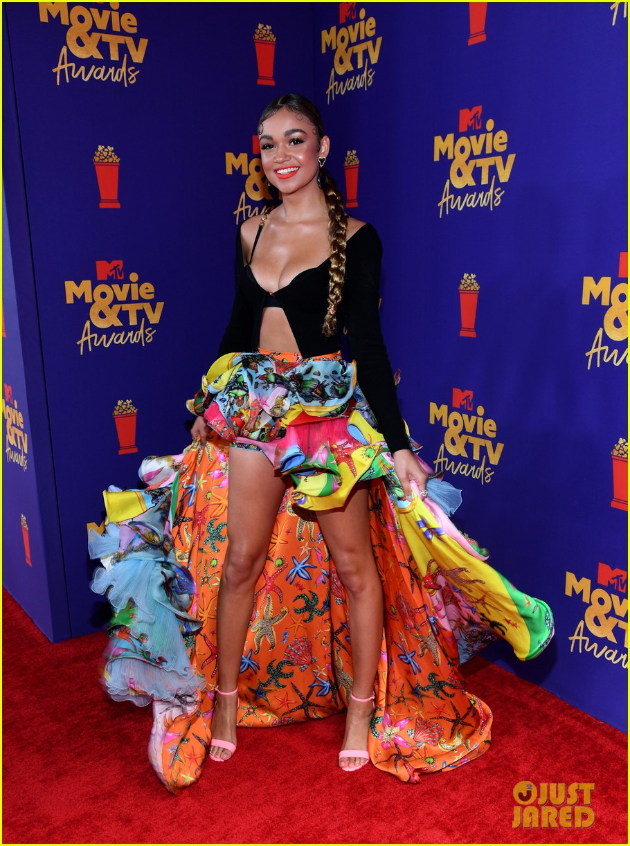 outer banks cast mtv movie awards red carpet pics 14