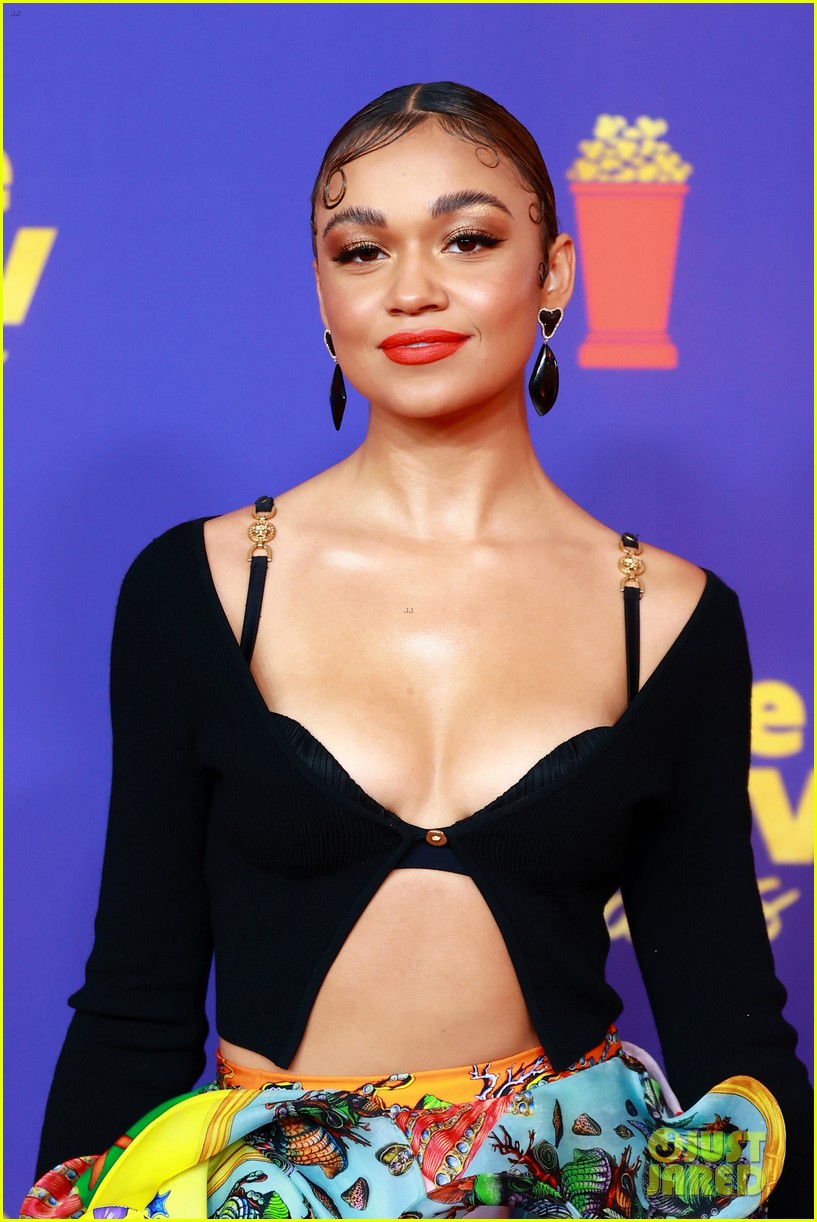 outer banks cast mtv movie awards red carpet pics 23