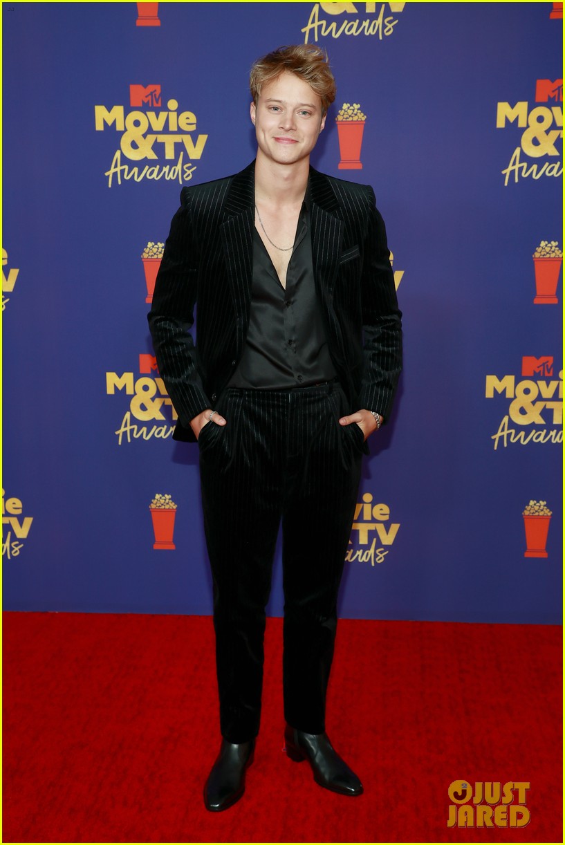 outer banks cast mtv movie awards red carpet pics 26