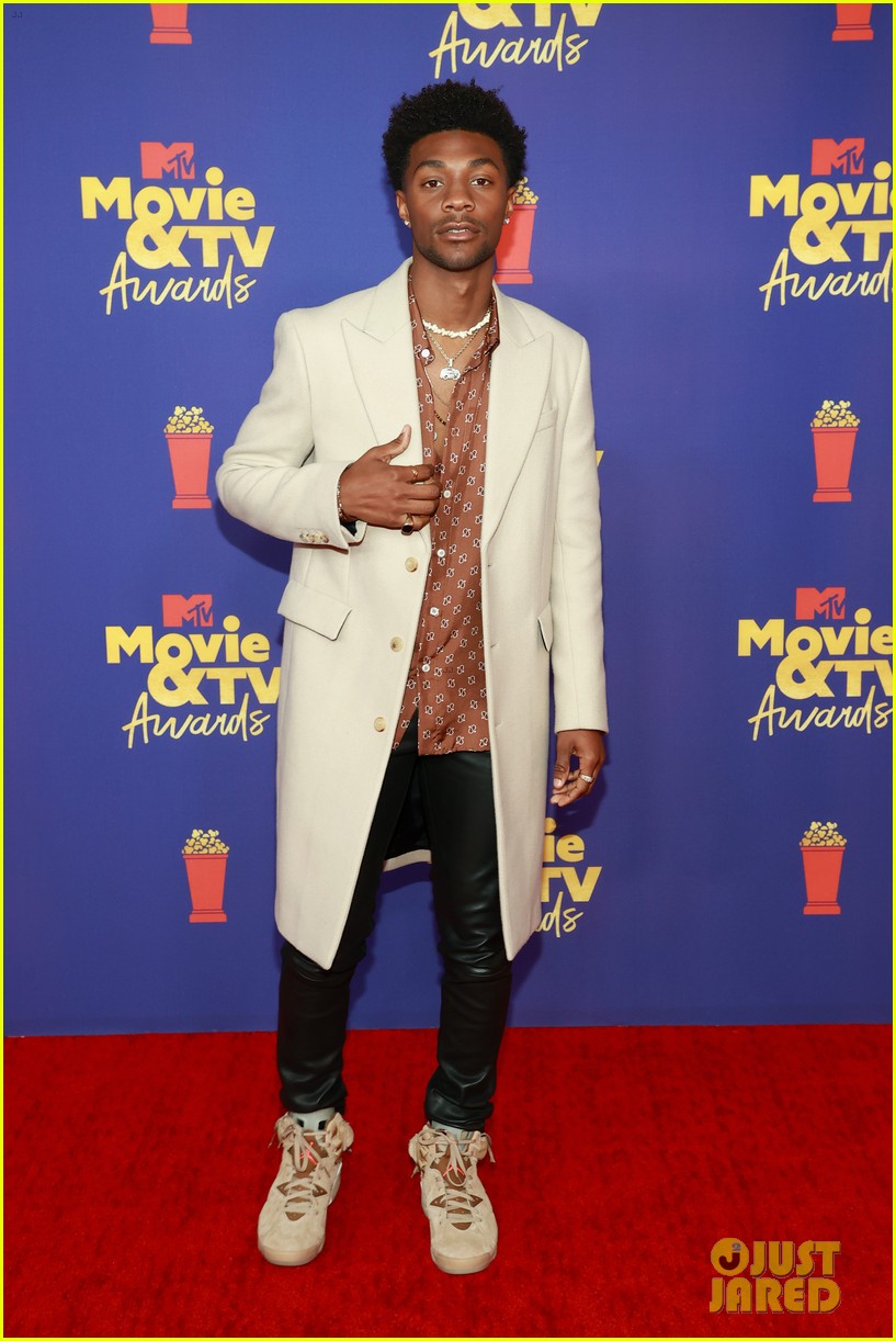 outer banks cast mtv movie awards red carpet pics 27