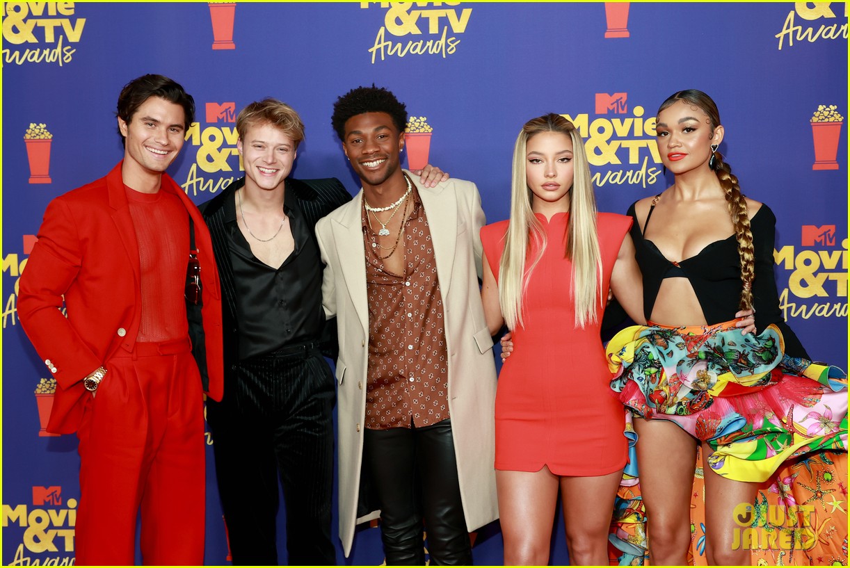 outer banks cast mtv movie awards red carpet pics 30