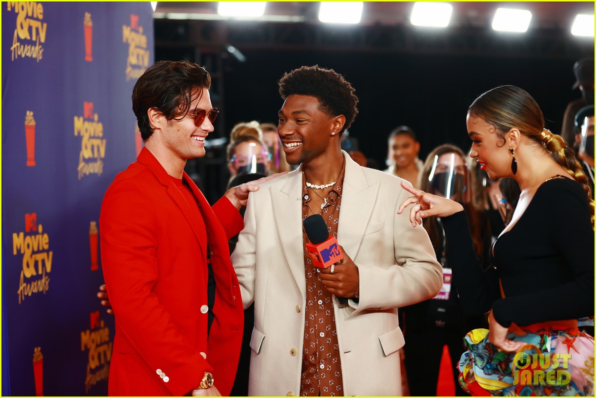 outer banks cast mtv movie awards red carpet pics 33