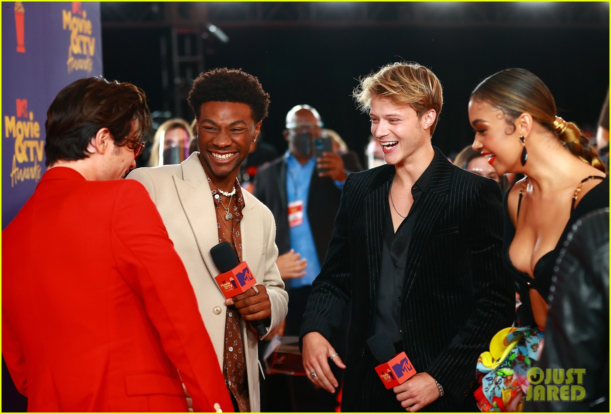 outer banks cast mtv movie awards red carpet pics 34