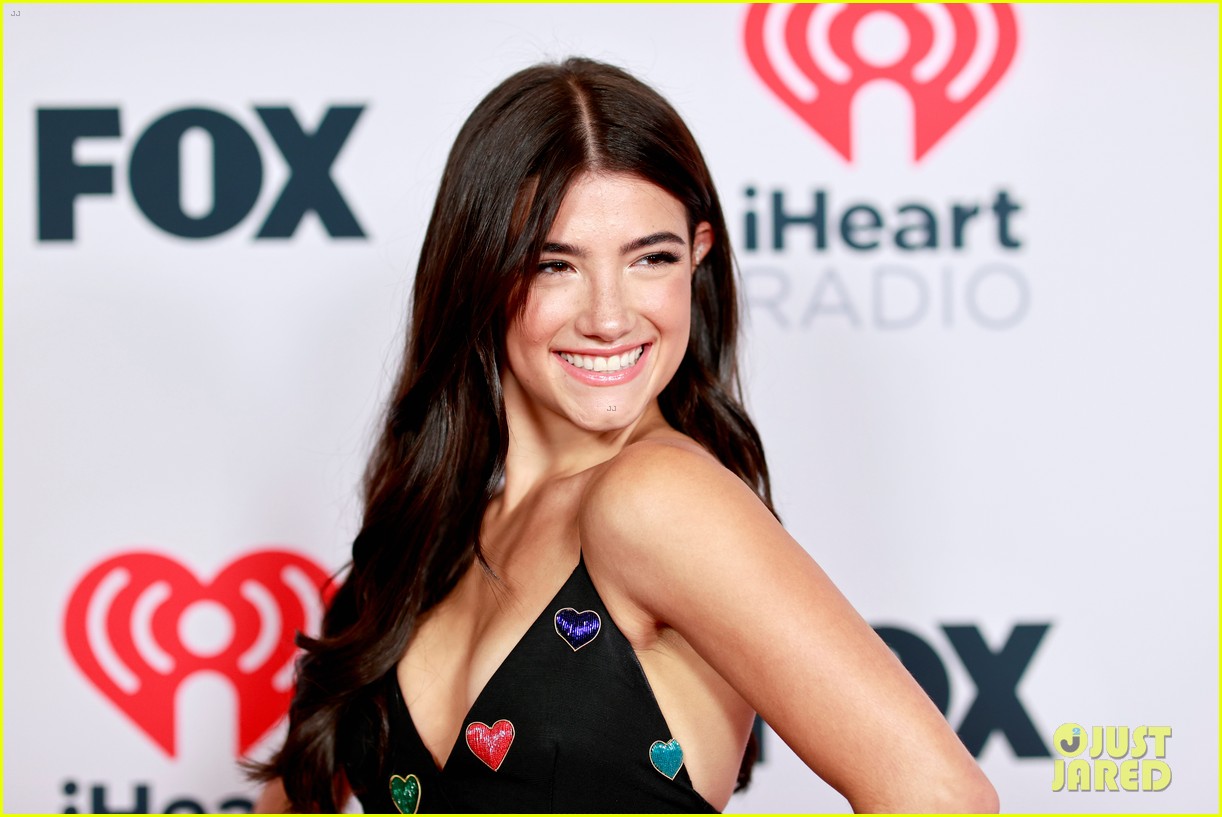 charli damelio lilhuddy hit the red carpet together at iheartradio music awards 04