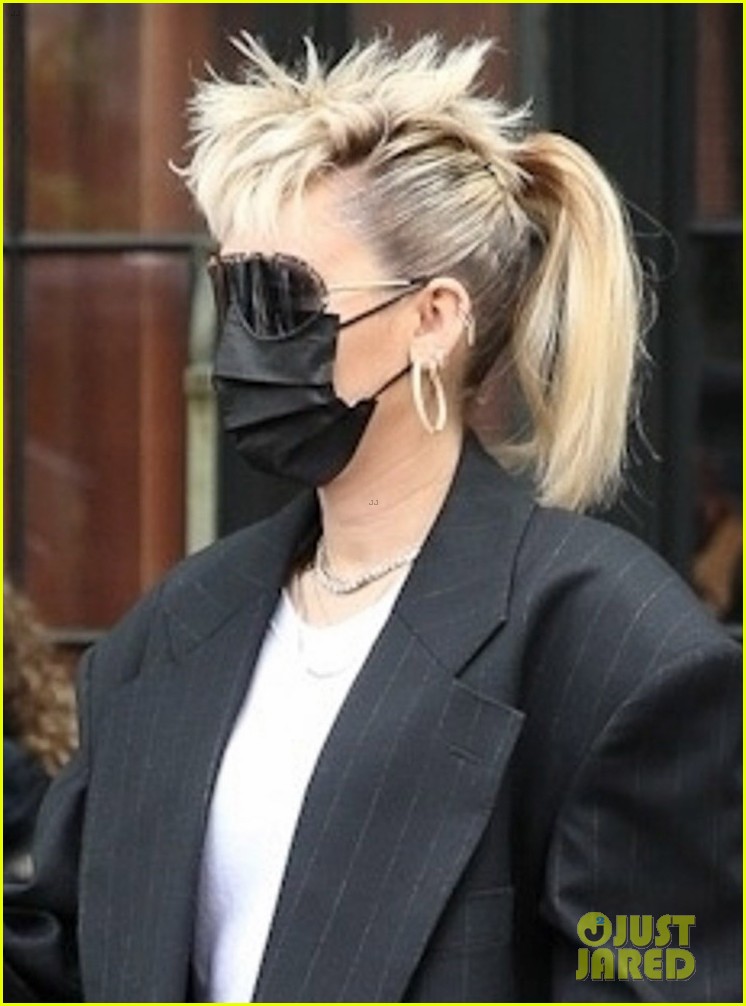 miley cyrus wears her hair in mohawk ponytail snl appearance 02