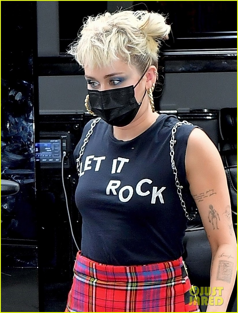 miley cyrus shows off rockstar style out in nyc 02