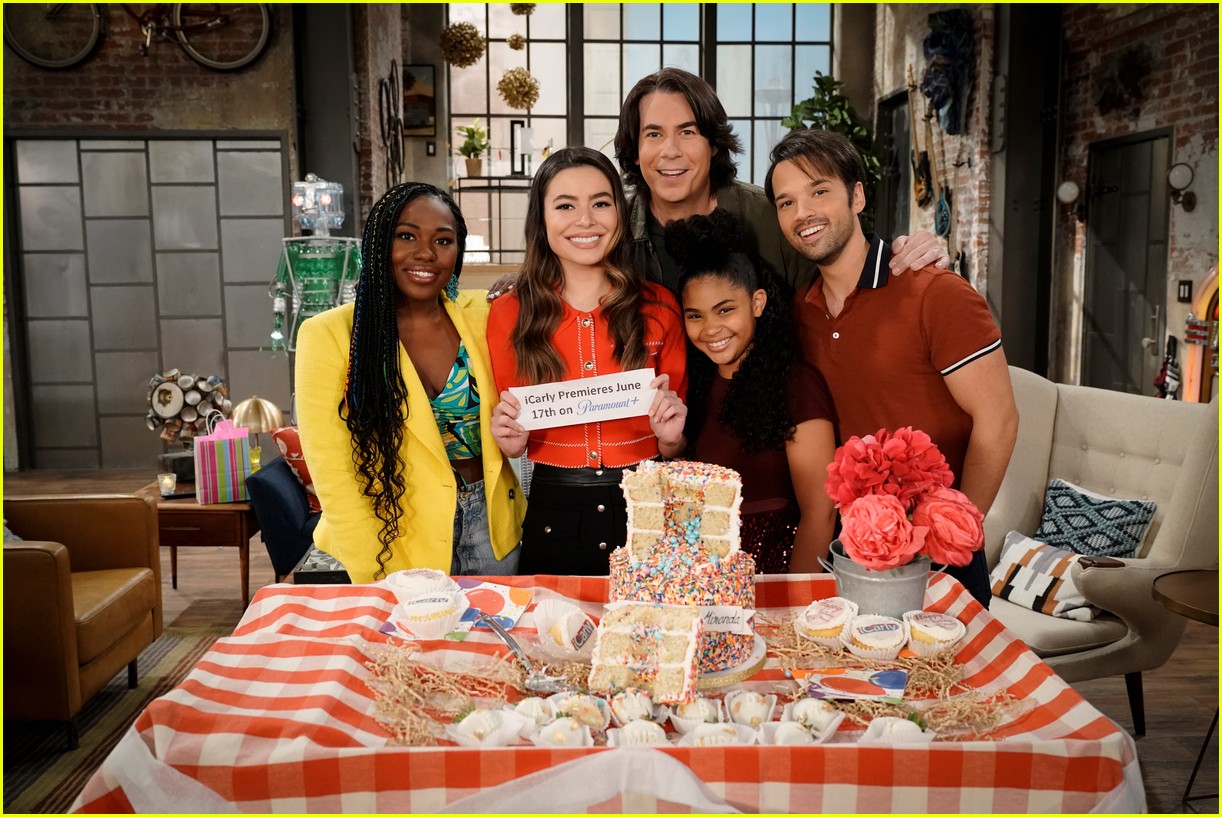 miranda cosgrove reveals icarly revival premiere date on her birthday 01