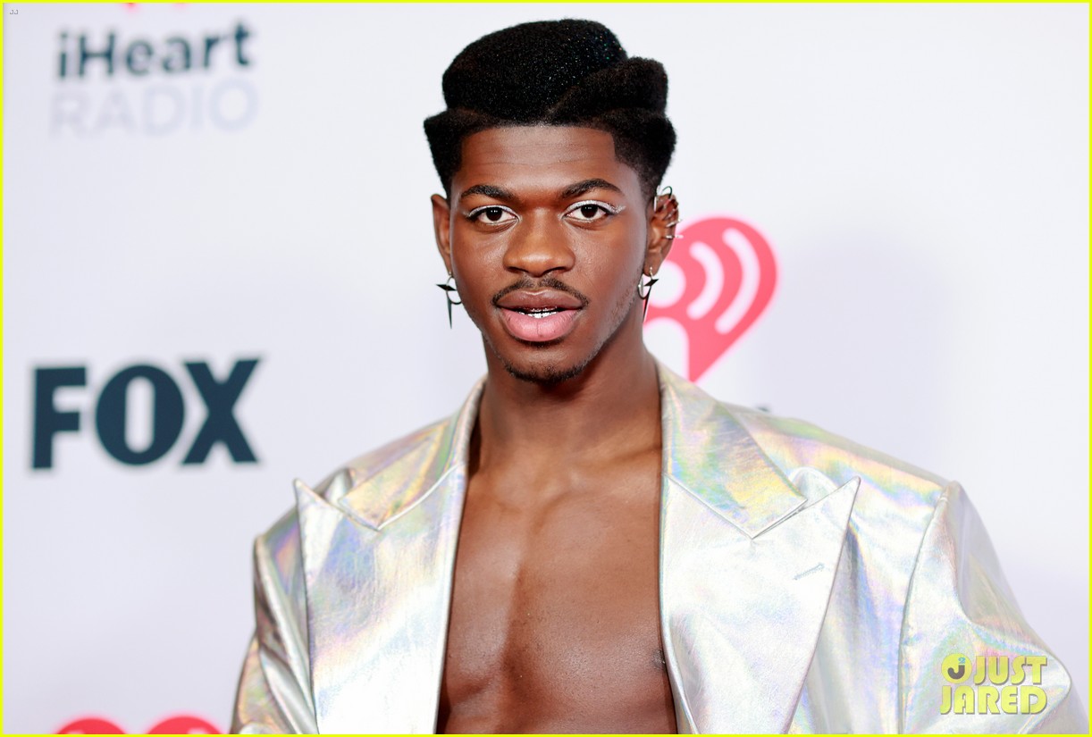lil nas x puts abs on display at iheart radio music awards 01
