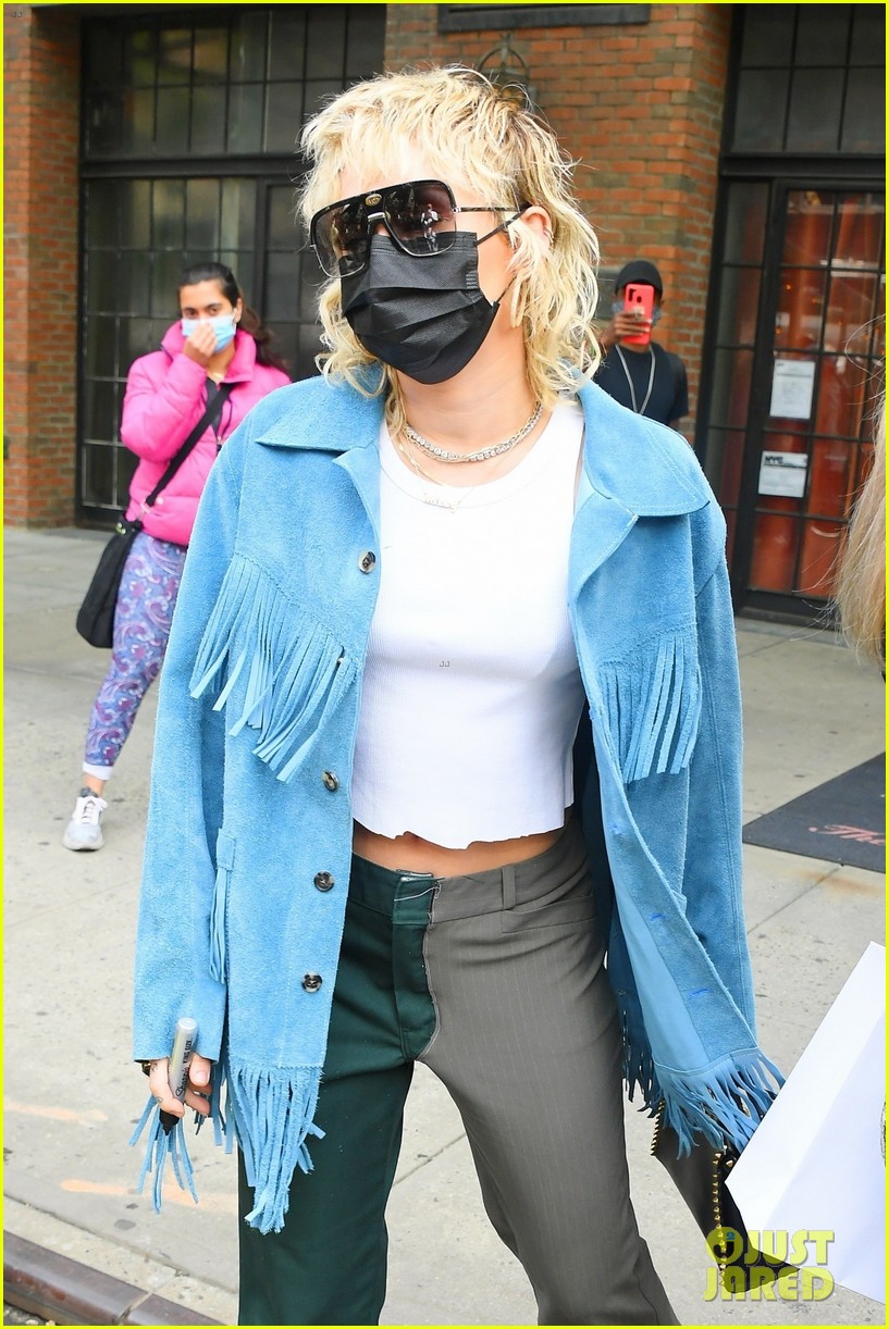 miley cyrus tops for fans snl rehearsals fringe jacket 03