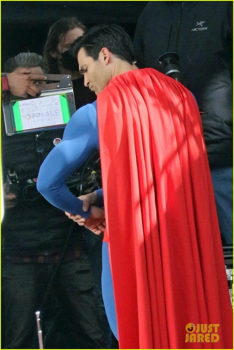 tyler hoechlins superman suit looks totally different in new set photos 01