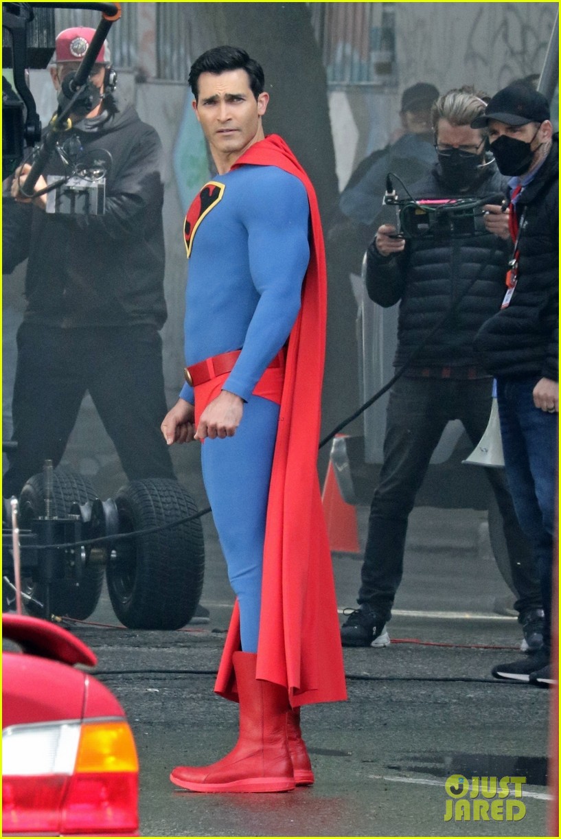 tyler hoechlins superman suit looks totally different in new set photos 07