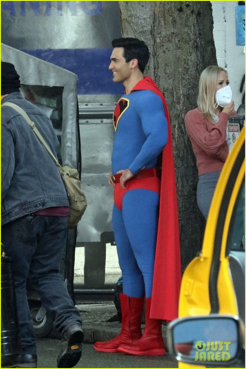 tyler hoechlins superman suit looks totally different in new set photos 14