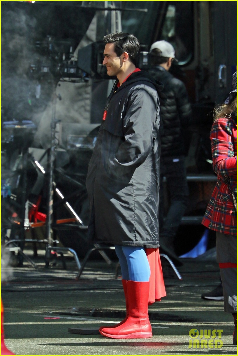 tyler hoechlins superman suit looks totally different in new set photos 16