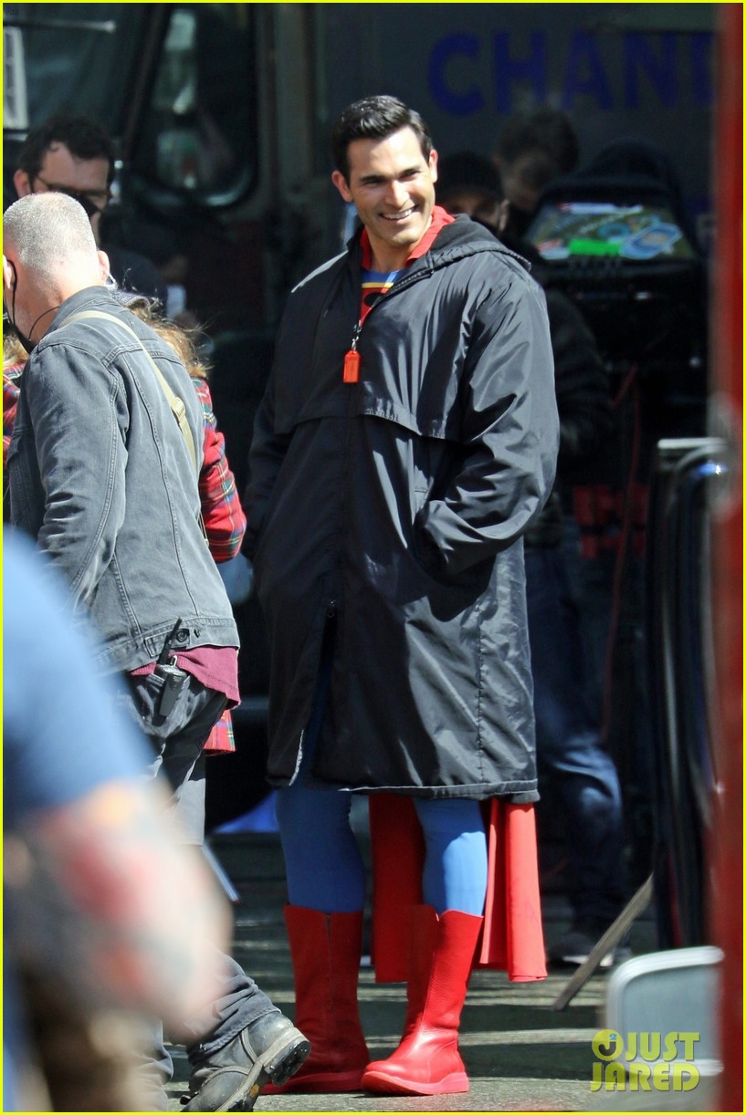 tyler hoechlins superman suit looks totally different in new set photos 19
