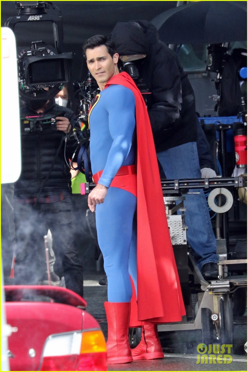 tyler hoechlins superman suit looks totally different in new set photos 23