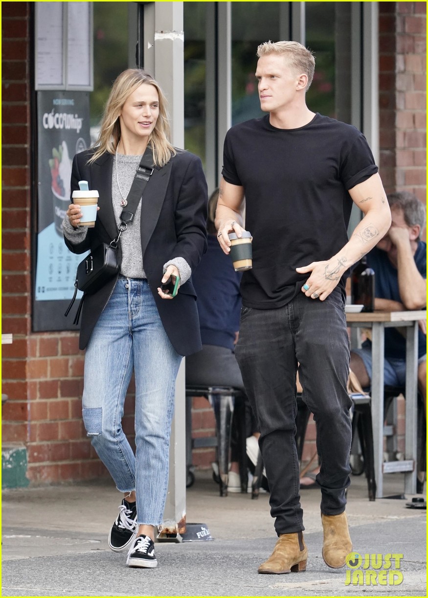 cody simpson marloes stevens share cute moment while out for coffee 01