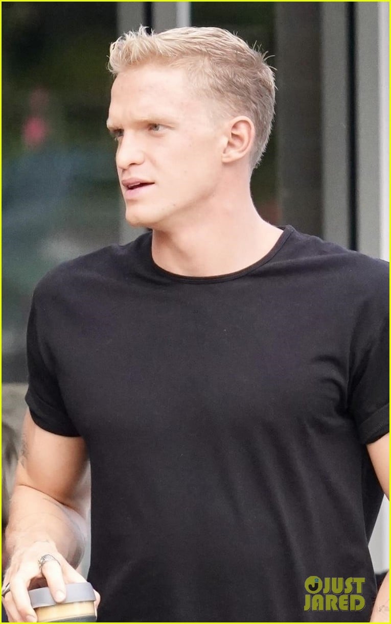 cody simpson marloes stevens share cute moment while out for coffee 02