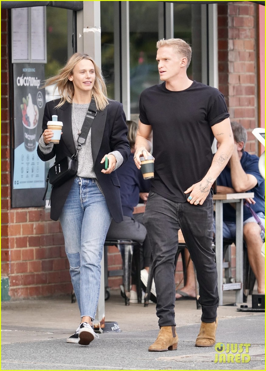 cody simpson marloes stevens share cute moment while out for coffee 05