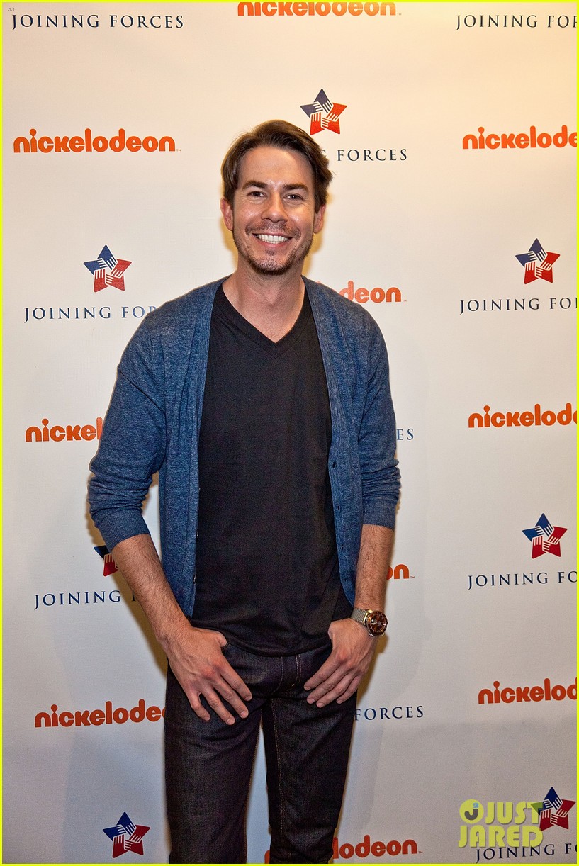 fans are surprised to learn how old jerry trainor is as dating profile goes viral 01