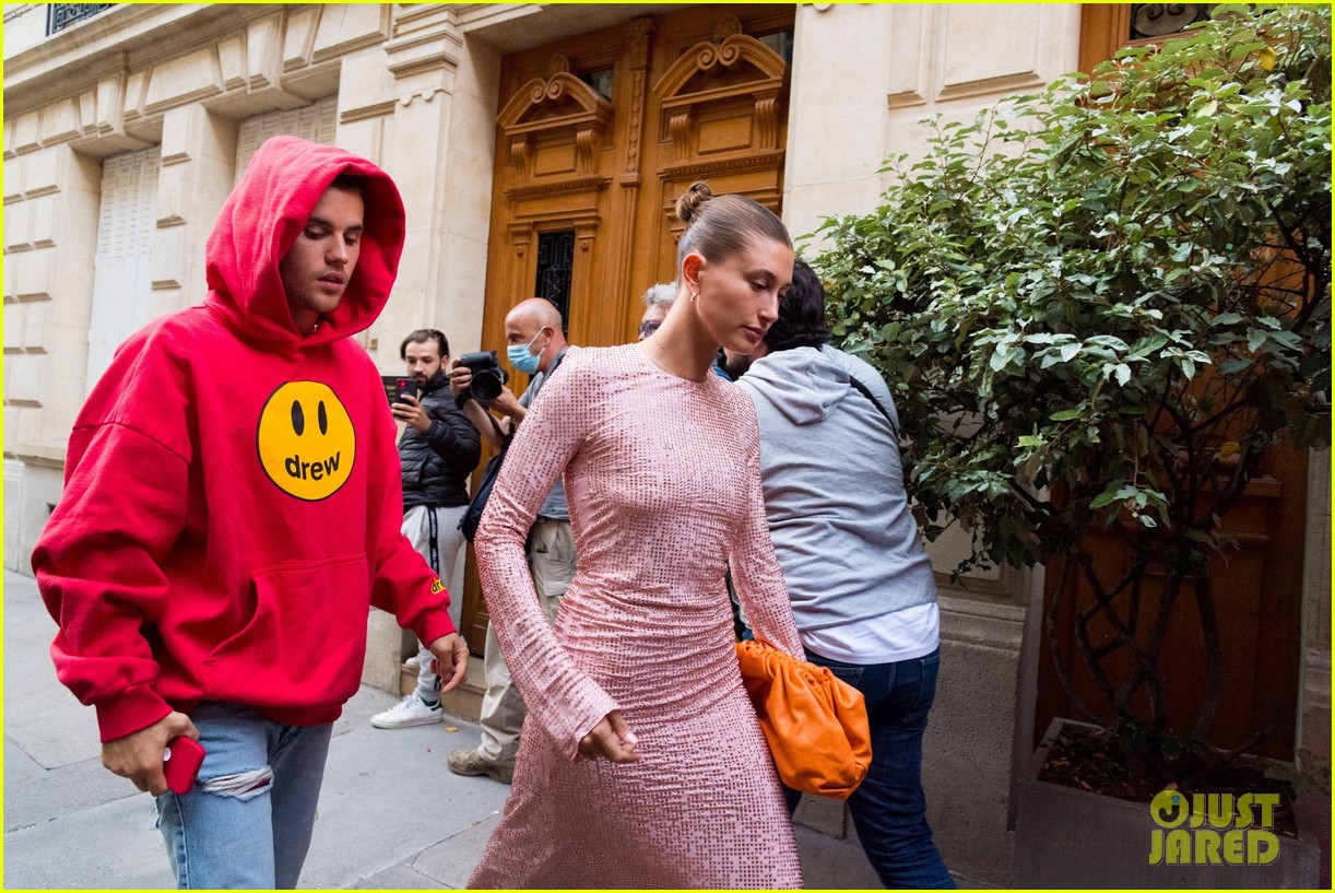 justin and hailey go out to dinner in paris 01