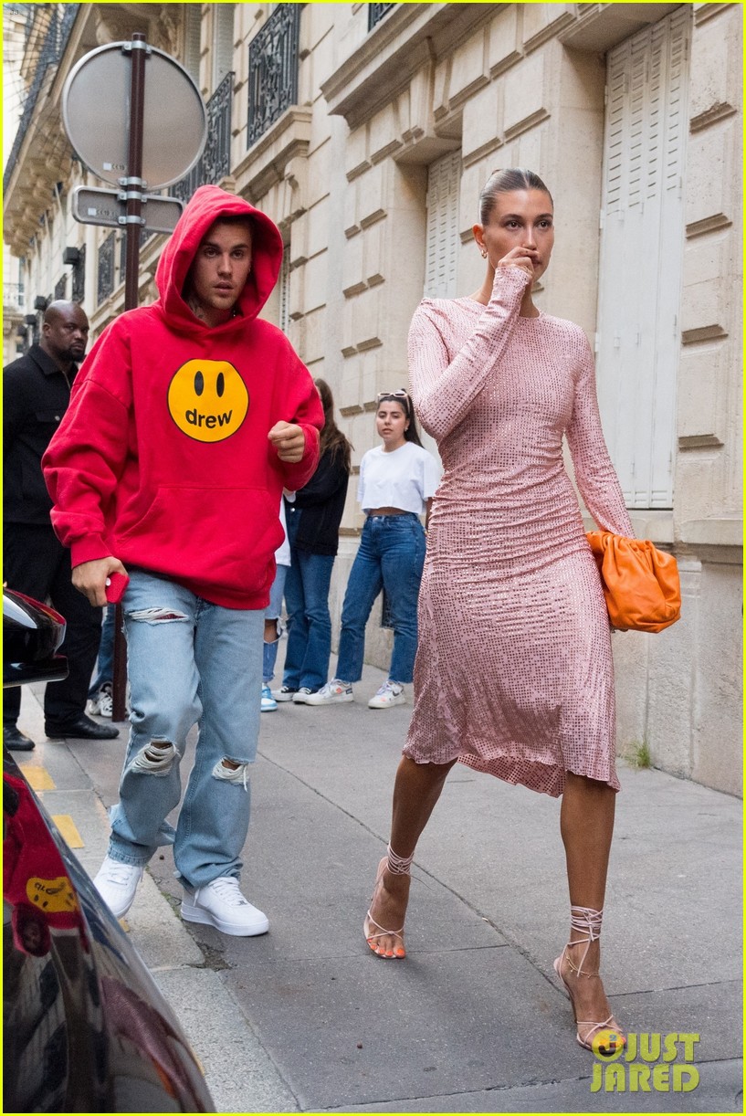 justin and hailey go out to dinner in paris 02