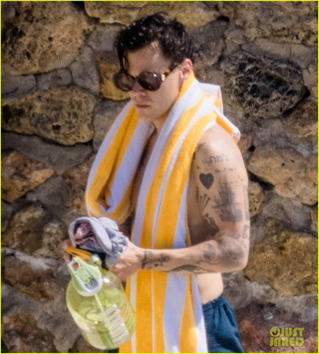 harry styles showers shirtless in italy 02