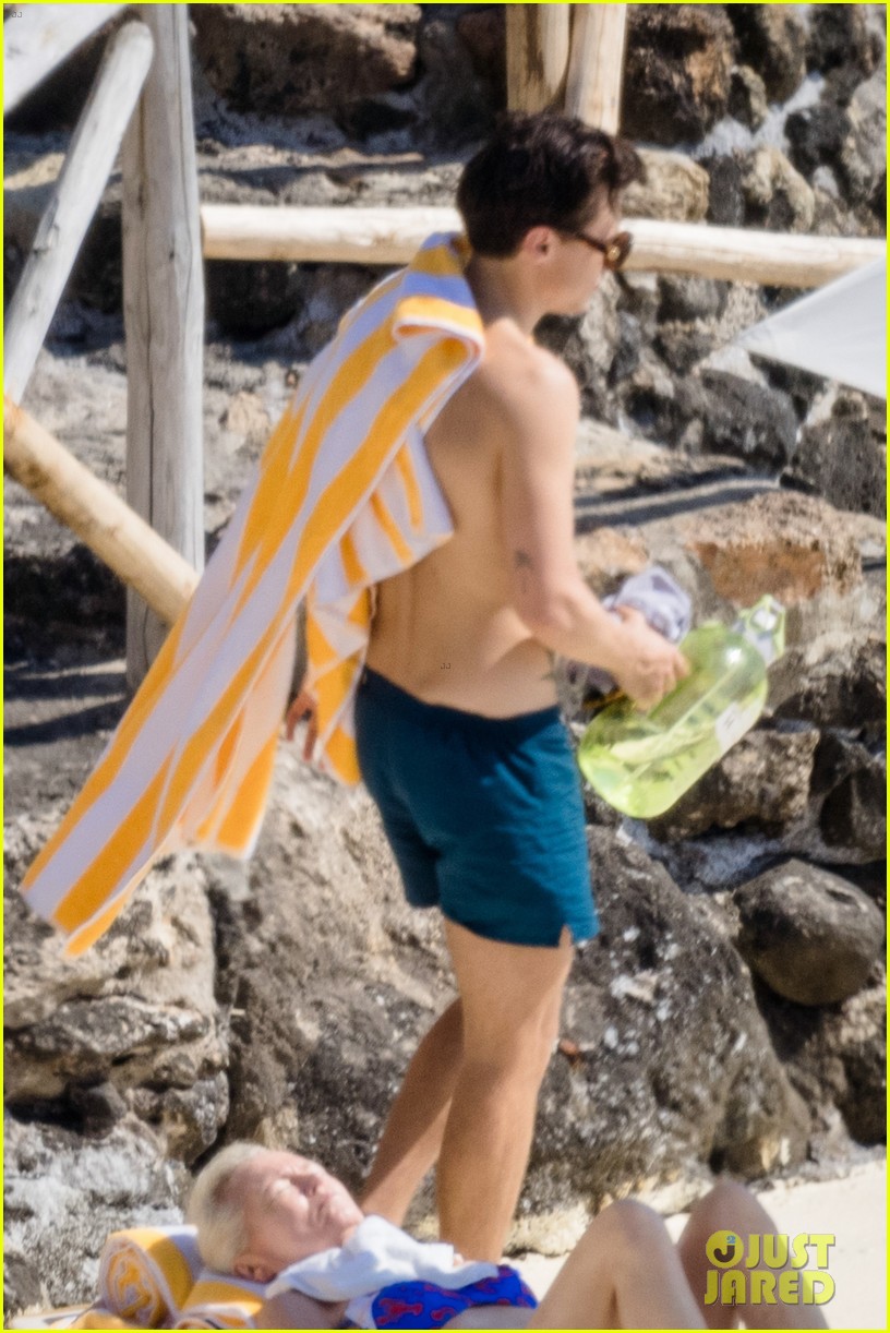 harry styles showers shirtless in italy 05