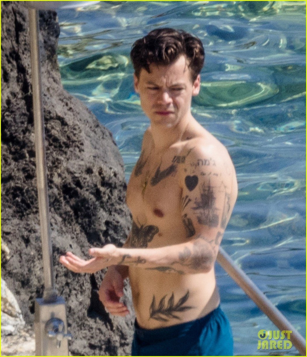 harry styles showers shirtless in italy 08