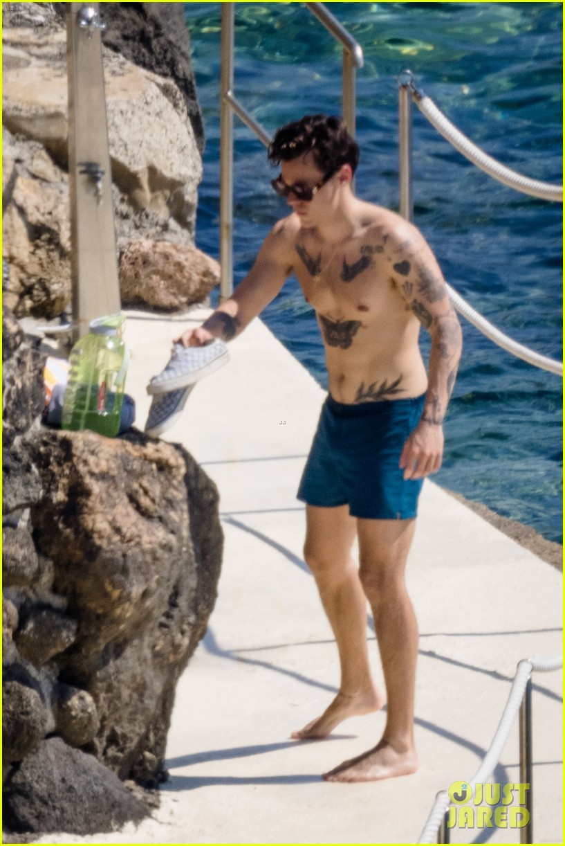 harry styles showers shirtless in italy 11