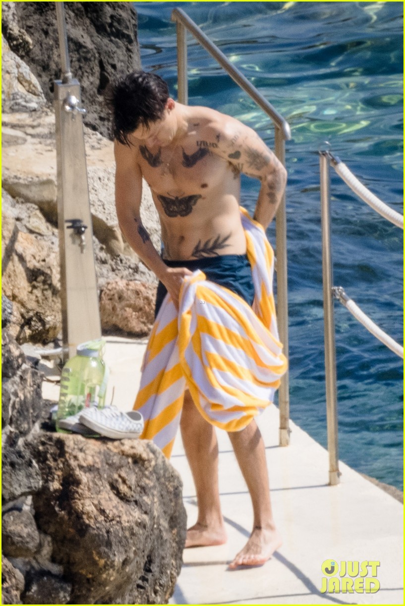 harry styles showers shirtless in italy 15