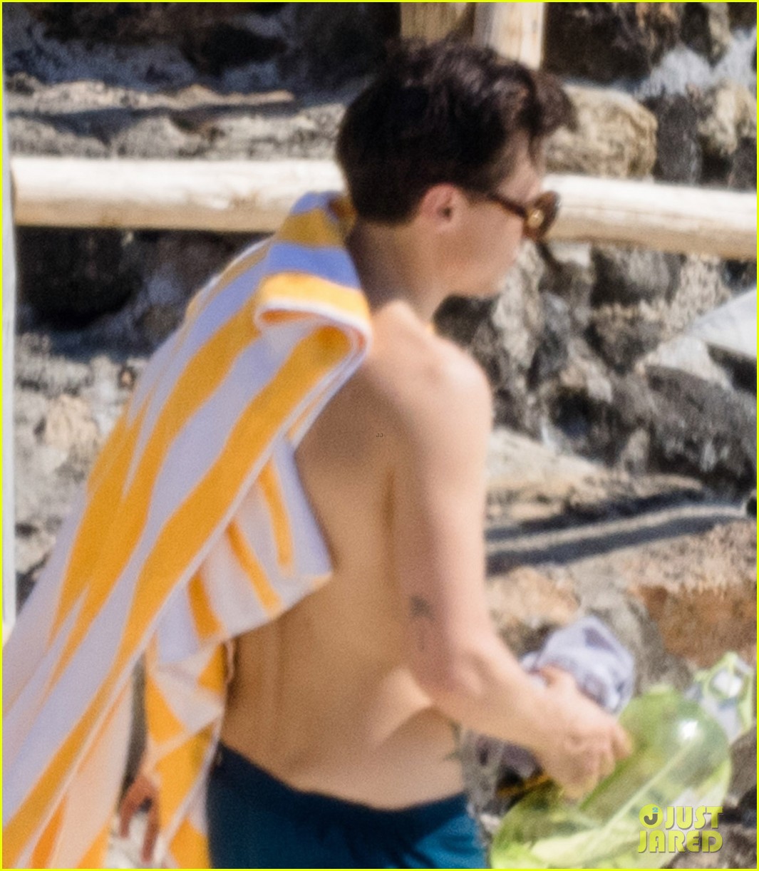 harry styles showers shirtless in italy 18