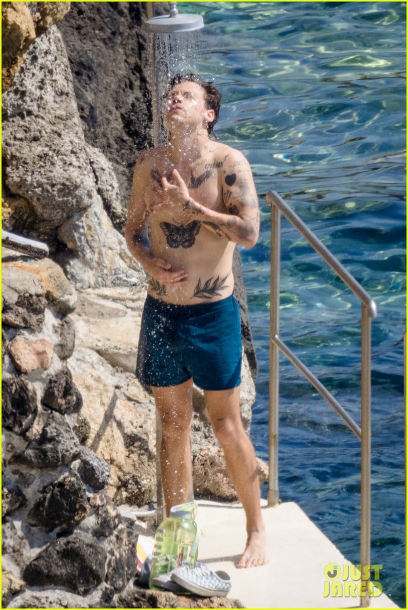 harry styles showers shirtless in italy 19
