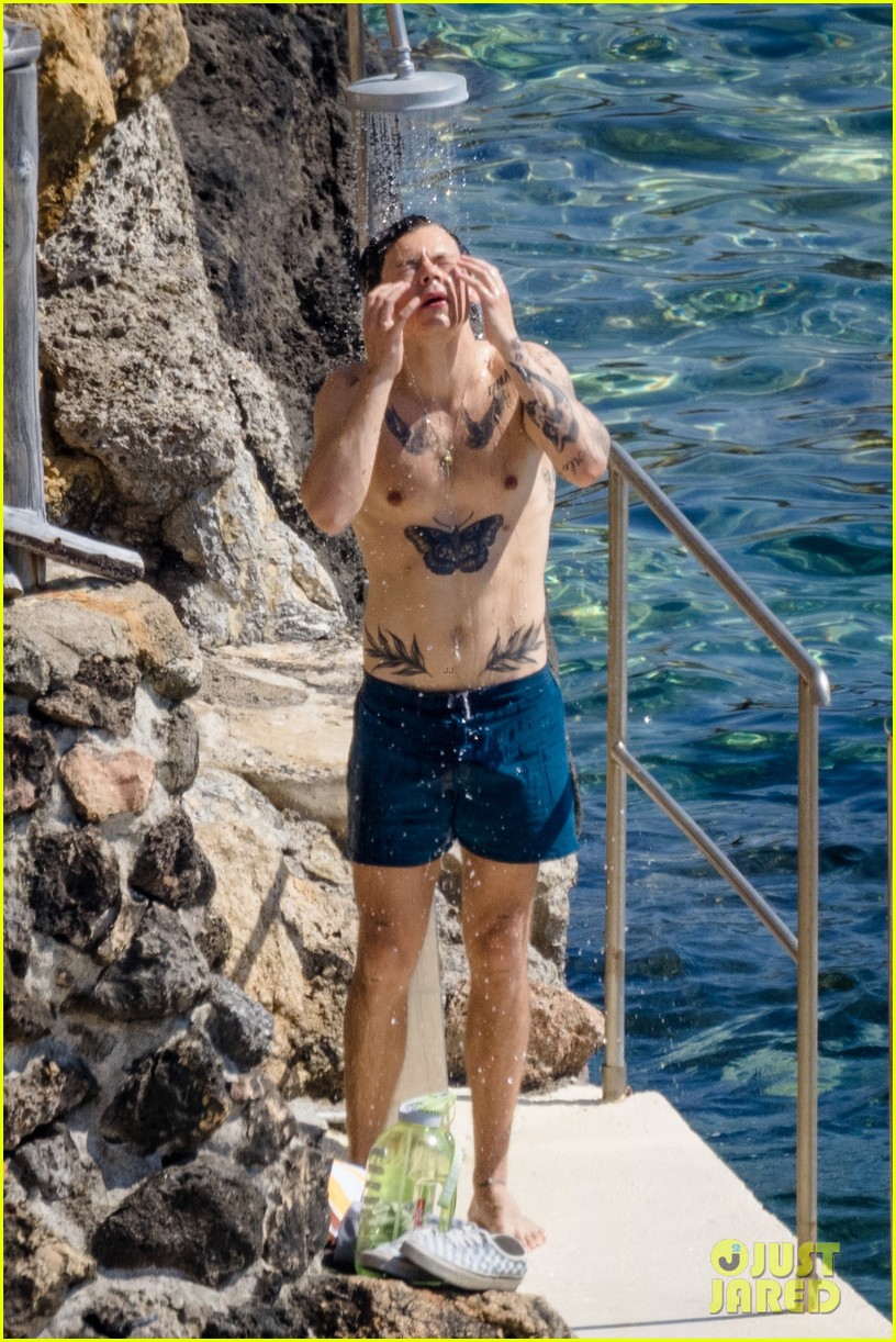 harry styles showers shirtless in italy 22