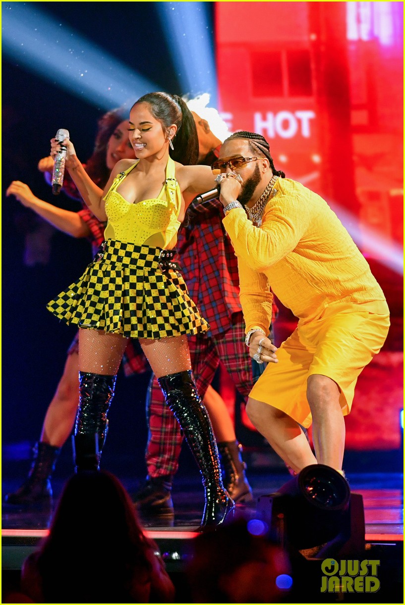 becky g wins and performs at premios juventud 2021 07