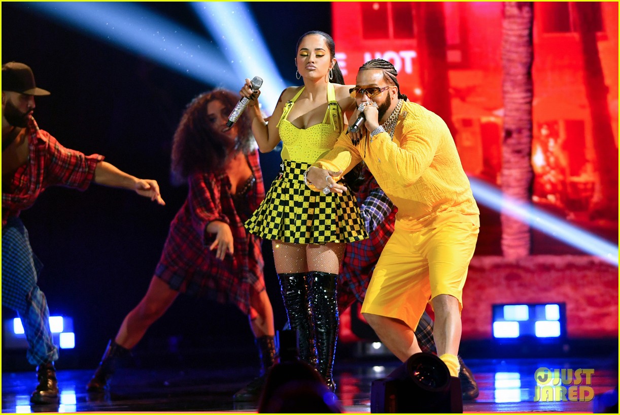 becky g wins and performs at premios juventud 2021 08