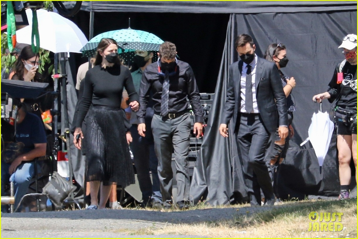 chris wood jeremy jordan return to film funeral scene on supergirl set 21