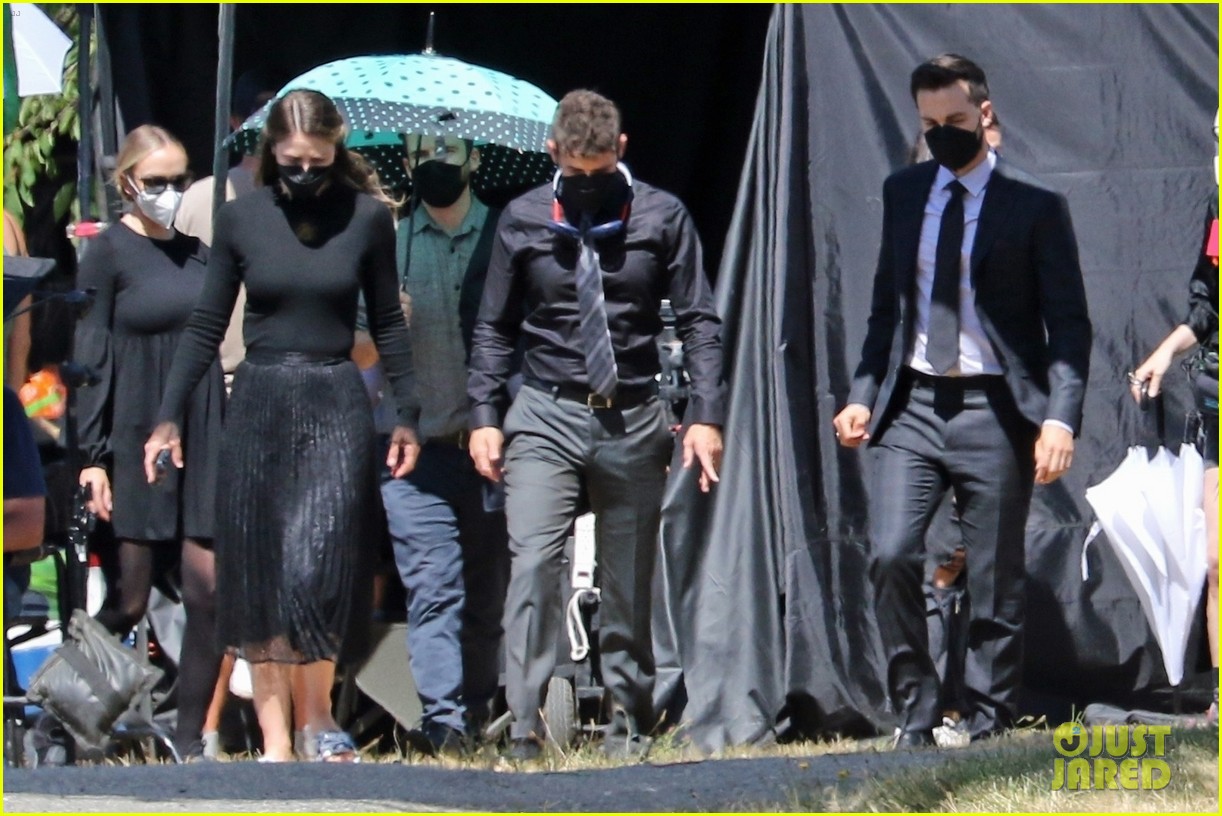 chris wood jeremy jordan return to film funeral scene on supergirl set 22