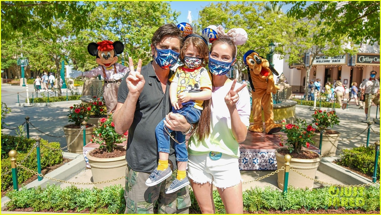Disneyland & Walt Disney World To Require Masks Indoors Again As COVID