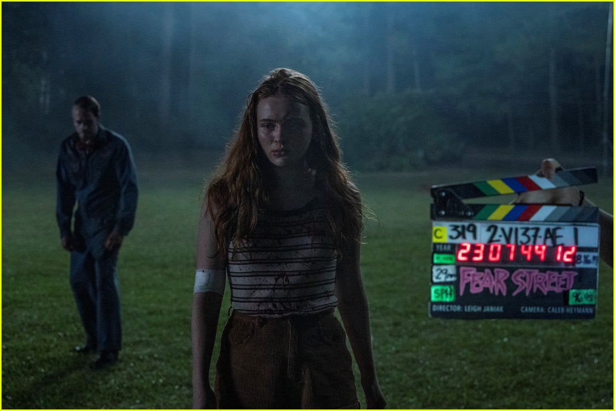 sadie sink ted sutherland couple up in new fear street part two trailer 09