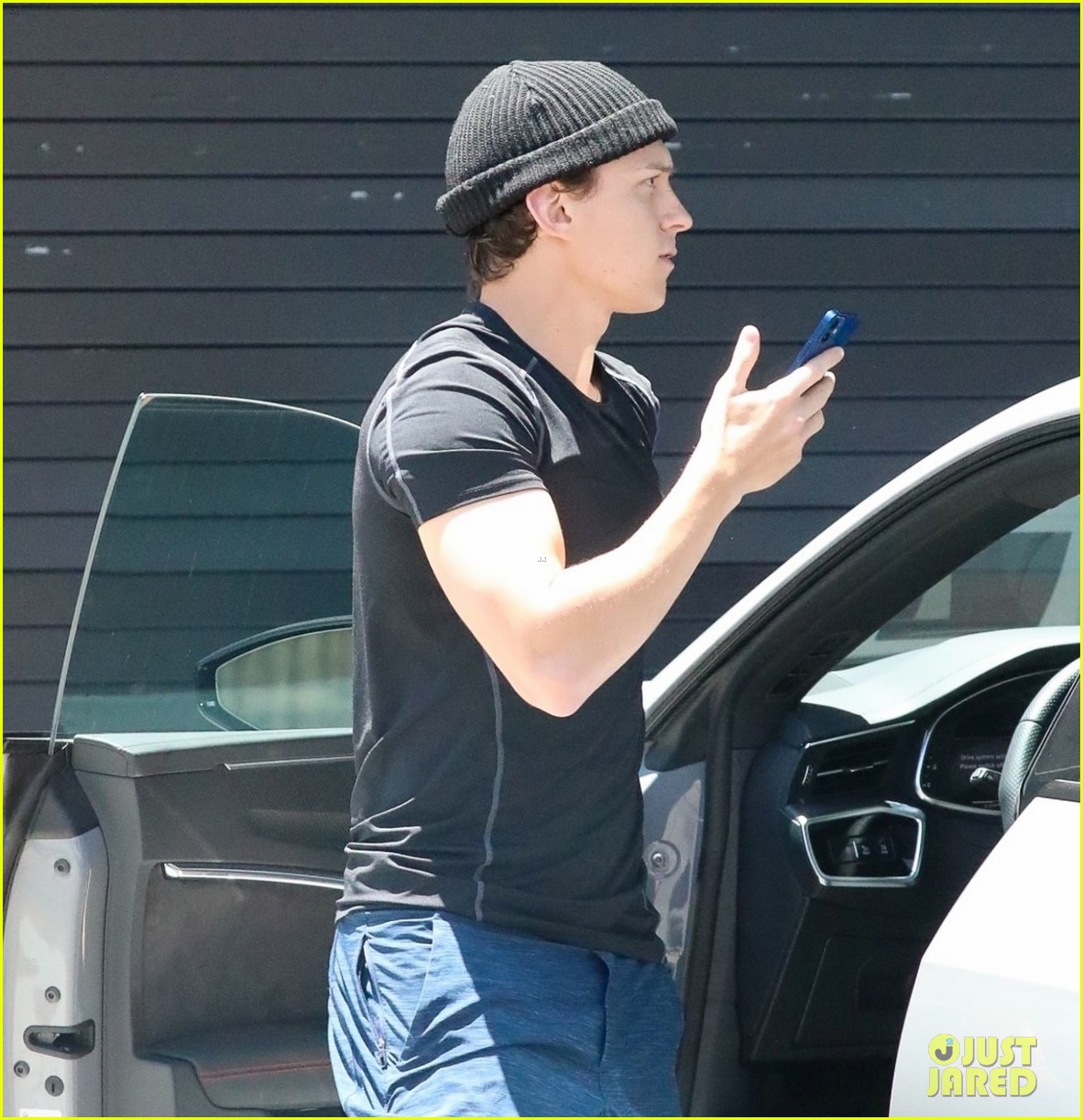tom holland steps out after zendaya kissing photos surface 04