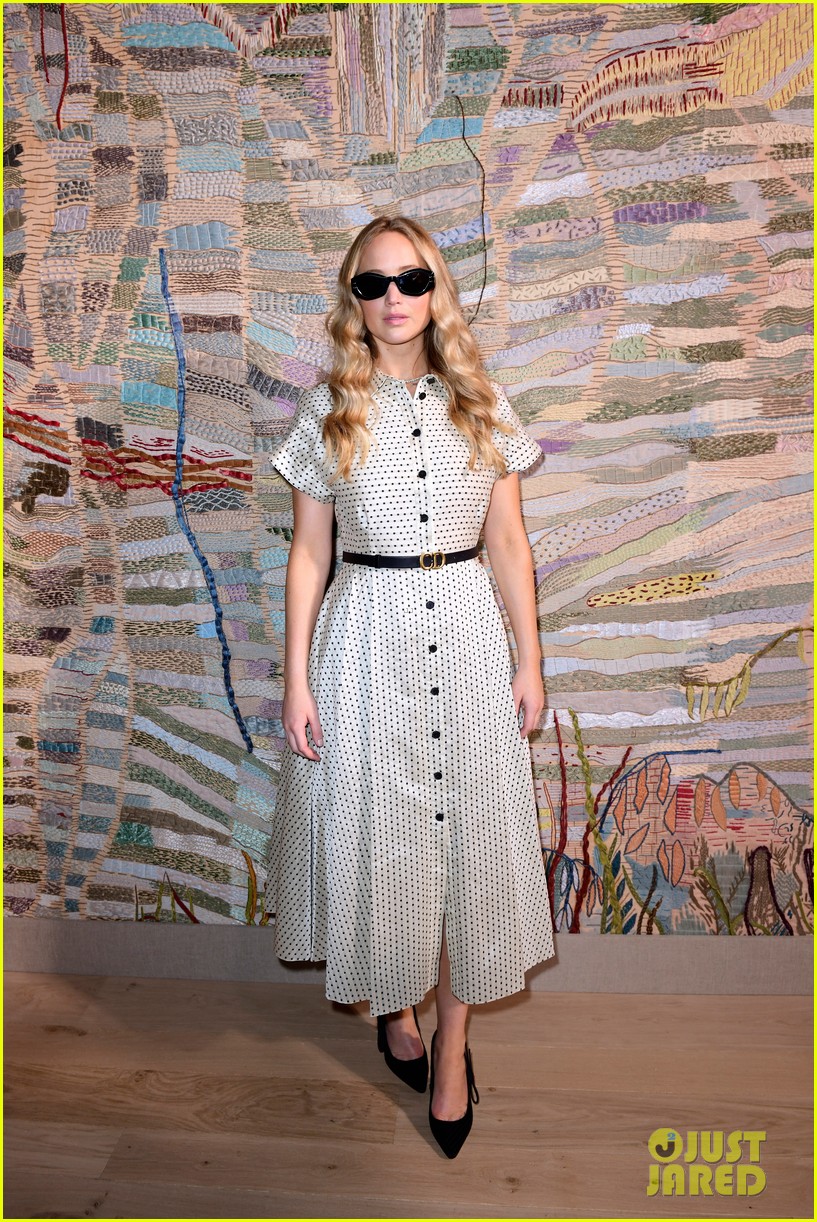 jennifer lawrence florence pugh sit front row at christian dior fashion show 01