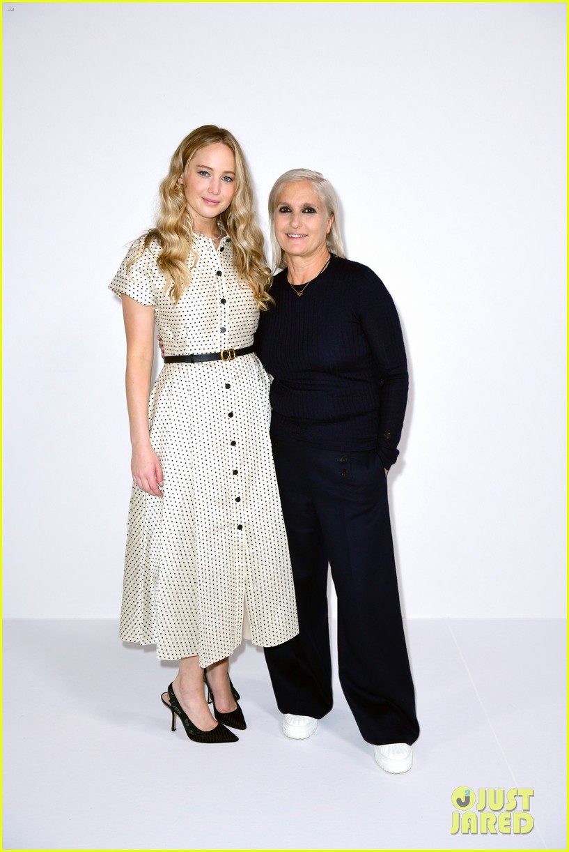jennifer lawrence florence pugh sit front row at christian dior fashion show 14