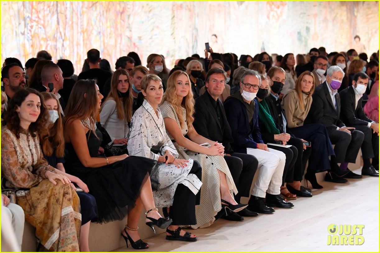 jennifer lawrence florence pugh sit front row at christian dior fashion show 19