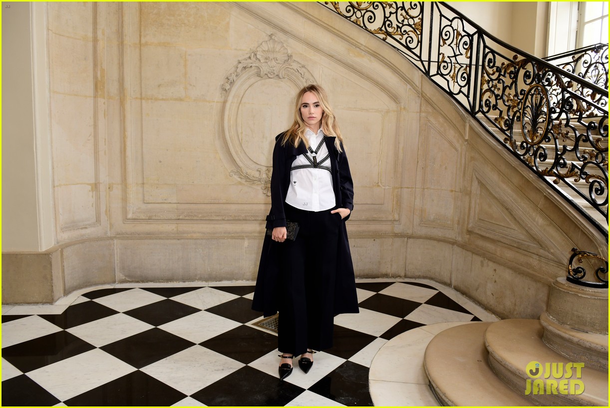 jennifer lawrence florence pugh sit front row at christian dior fashion show 22
