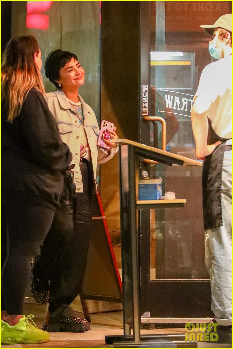demi lovato grabs ice cream with friends at salt and straw 05