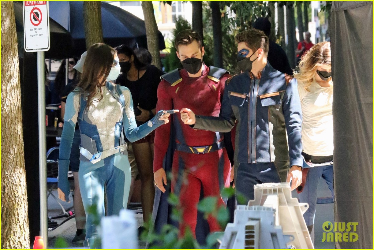 supergirl cast in full costume finale filming 05